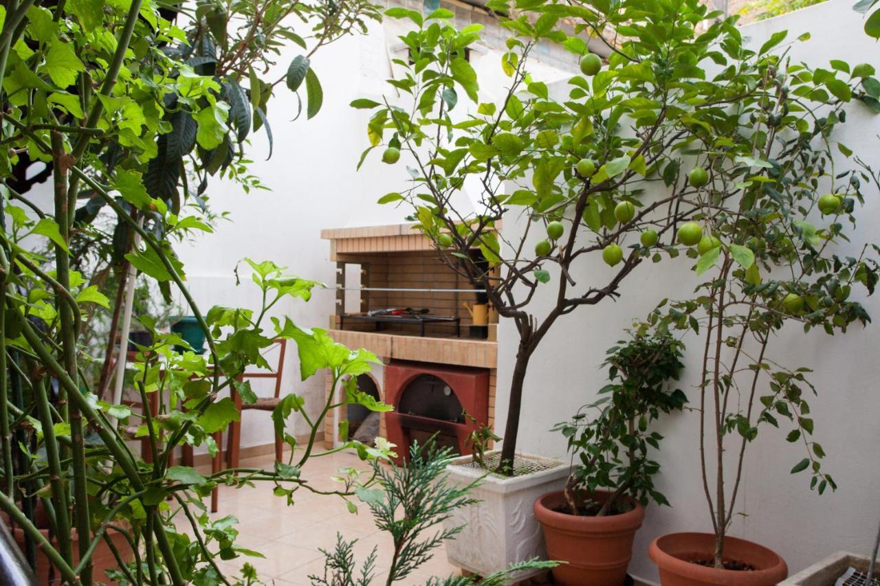 Psyri Neoclassical House With Yard Athena Bagian luar foto
