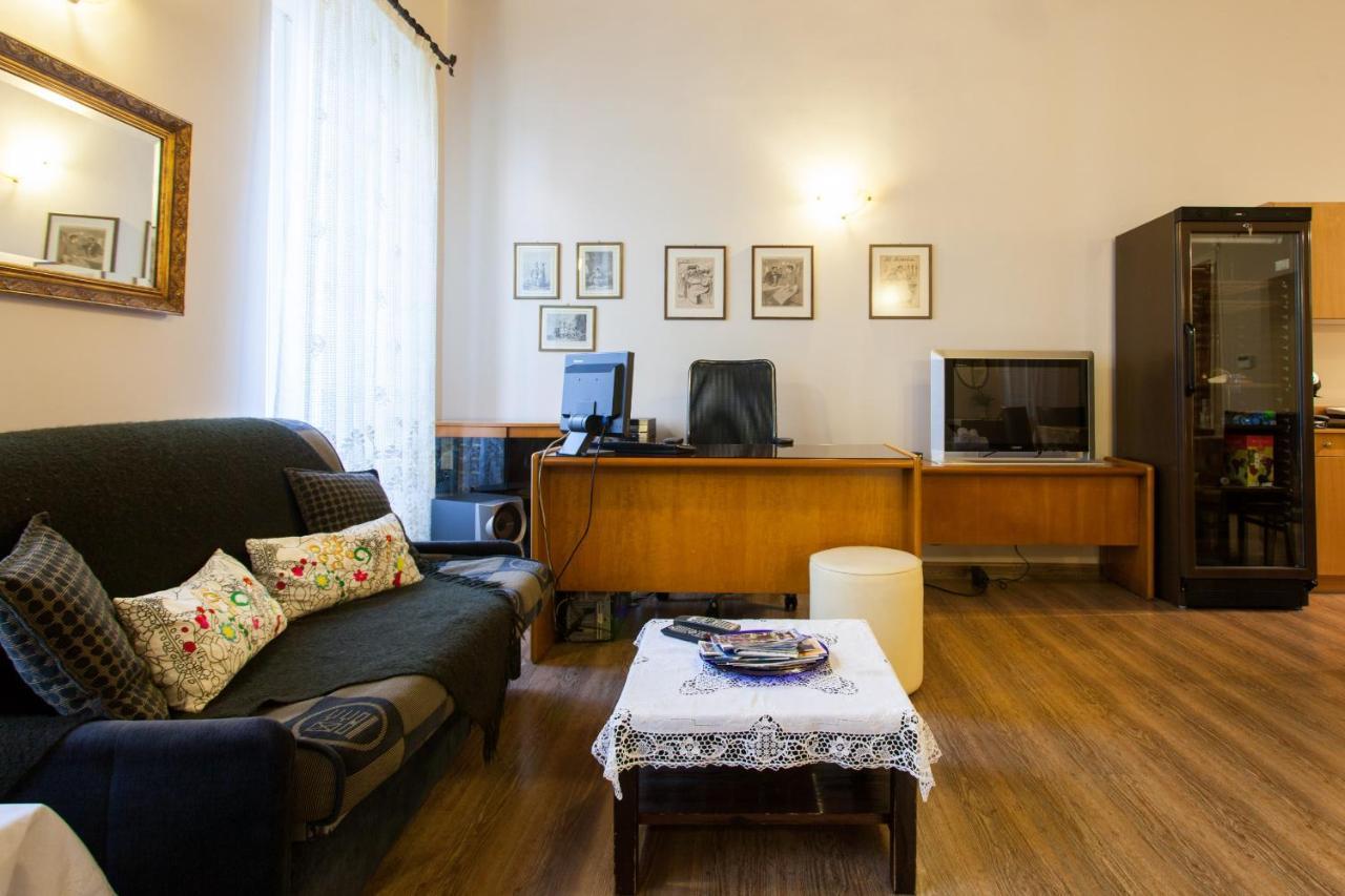 Psyri Neoclassical House With Yard Athena Bagian luar foto