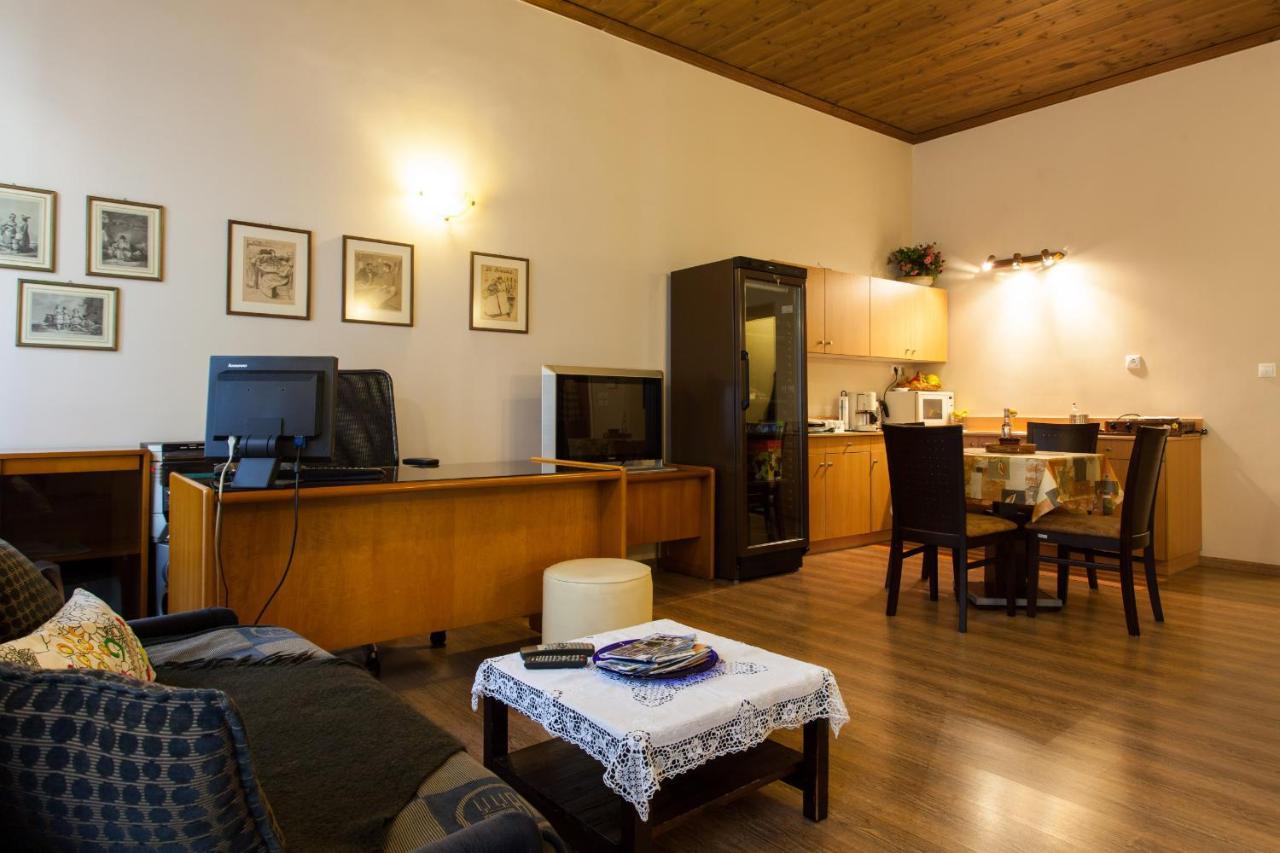 Psyri Neoclassical House With Yard Athena Bagian luar foto