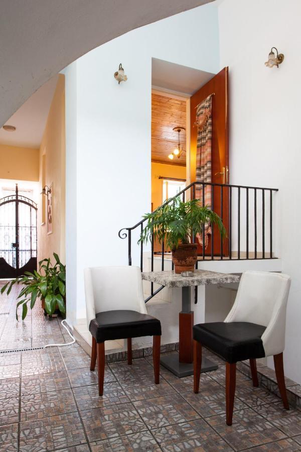 Psyri Neoclassical House With Yard Athena Bagian luar foto