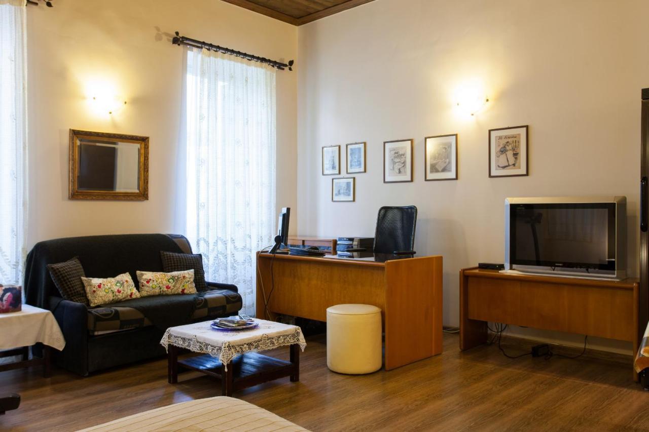Psyri Neoclassical House With Yard Athena Bagian luar foto